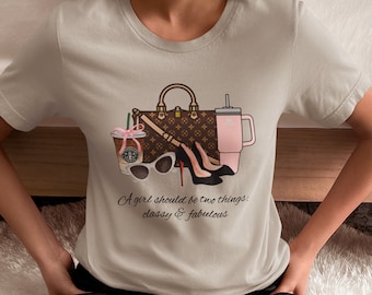 T-shirt de luxe, Une fille doit être deux choses, T-shirt basique pour fille, Starbucks, Stanley, LV, Coco