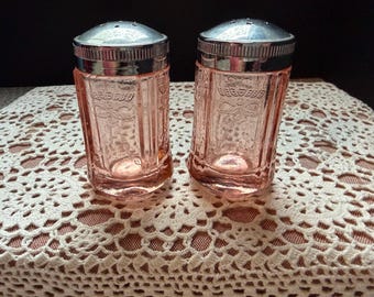 Salero y pimentero de cristal rosa de la época de la Gran Depresión de Indiana Glass, modelo "Madrid".