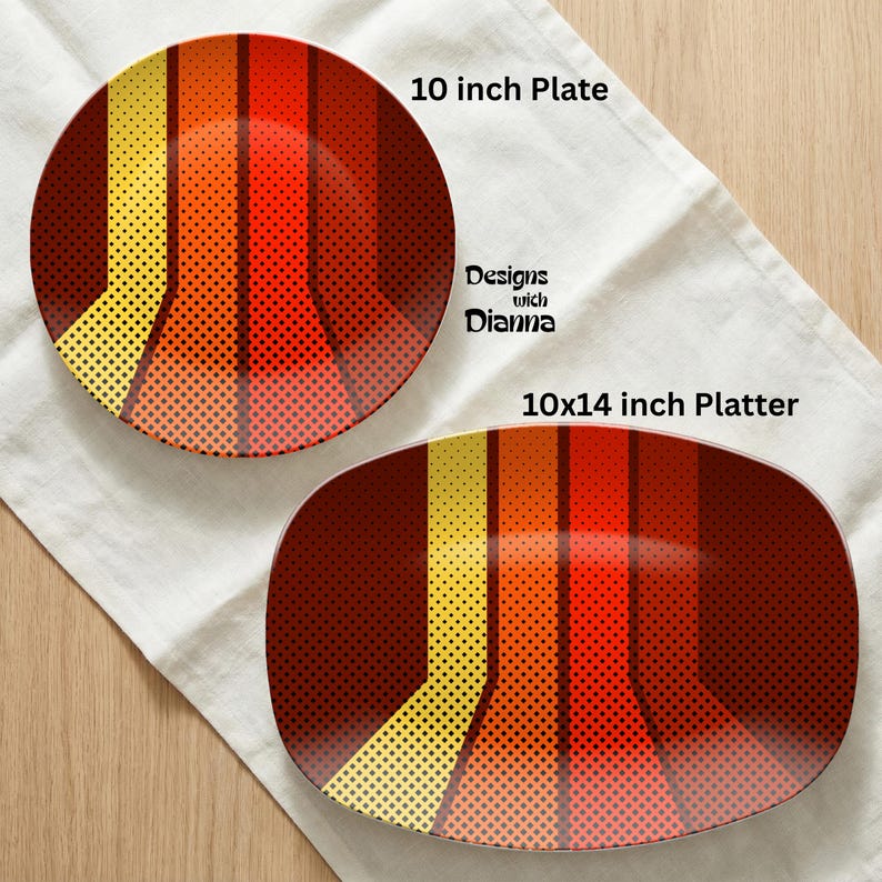 Puede incluir: Un plato de 25 cm y una fuente de 25x36 cm con un dise&ntilde;o retro. Los platos presentan un patr&oacute;n de rayas verticales en tonos amarillos, naranjas y rojos, con una textura punteada. El texto "Designs with Dianna" es visible.