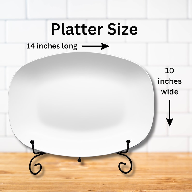 Puede incluir: Una fuente rectangular blanca, de 35,56 cm de largo y 25,4 cm de ancho, sobre un soporte de metal negro. El texto "Platter Size" est&aacute; encima de la fuente.