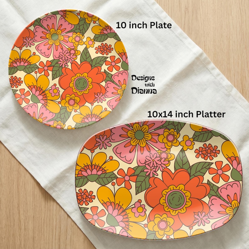 Puede incluir: Un plato redondo de 25 cm y una fuente rectangular de 25x36 cm con un dise&ntilde;o floral retro. Los platos crema presentan flores naranjas, rosas, amarillas y verdes. El texto "Designs with Dianna" es visible.