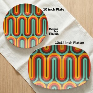 Puede incluir: Dos platos decorativos con un dise&ntilde;o retro. Uno es un plato redondo de 25 cm de di&aacute;metro, y el otro es una fuente ovalada de 25x36 cm. Ambos presentan un patr&oacute;n repetitivo de l&iacute;neas curvas coloridas en tonos marr&oacute;n, naranja, amarillo y turquesa.