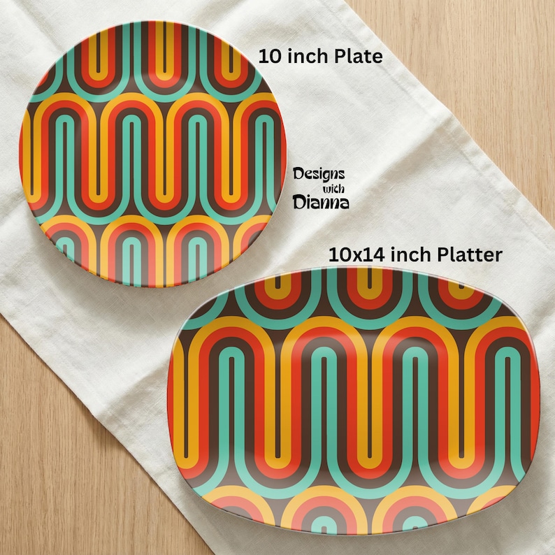 Puede incluir: Dos platos decorativos con un dise&ntilde;o retro. Uno es un plato redondo de 25 cm de di&aacute;metro, y el otro es una fuente ovalada de 25x36 cm. Ambos presentan un patr&oacute;n repetitivo de l&iacute;neas curvas coloridas en tonos marr&oacute;n, naranja, amarillo y turquesa.
