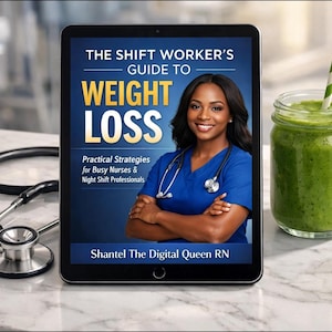 Peut inclure: Une tablette numérique affiche la couverture d'un livre intitulé "The Shift Worker's Guide to Weight Loss". La couverture présente une femme en blouse bleue, un stéthoscope et le texte "Practical Strategies for Busy Nurses & Night Shift Professionals". Un smoothie vert et un stéthoscope sont également visibles.