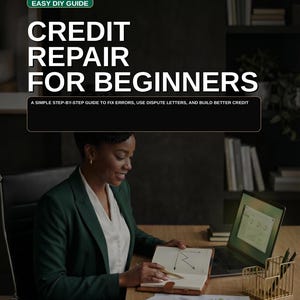 Peut inclure: Couverture de livre intitulée « CREDIT REPAIR FOR BEGINNERS » avec le sous-titre « A SIMPLE STEP-BY-STEP GUIDE TO FIX ERRORS, USE DISPUTE LETTERS, AND BUILD BETTER CREDIT ». Une femme en blazer vert travaille à un bureau avec un ordinateur portable et un carnet.