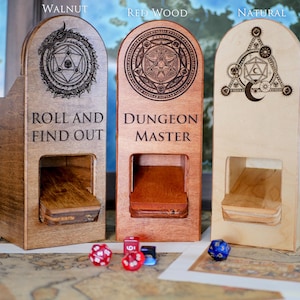 Puede incluir: Tres torres de dados de madera con diferentes dise&ntilde;os y acabados. Las torres est&aacute;n etiquetadas como "Roll and Find Out", "Dungeon Master" y "Natural". Las torres est&aacute;n hechas de nogal, madera roja y madera natural.
