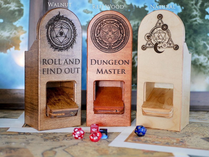 Puede incluir: Tres torres de dados de madera con diferentes dise&ntilde;os y acabados. Las torres est&aacute;n etiquetadas como "Roll and Find Out", "Dungeon Master" y "Natural". Las torres est&aacute;n hechas de nogal, madera roja y madera natural.
