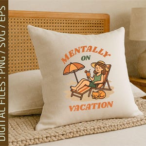 Pu&ograve; includere: Un cuscino color crema con le parole "MENTALLY ON VACATION" in arancione e marrone. Il cuscino presenta un'illustrazione a cartoni animati di una persona che si rilassa su una sedia a sdraio sotto un ombrellone, con un gatto.