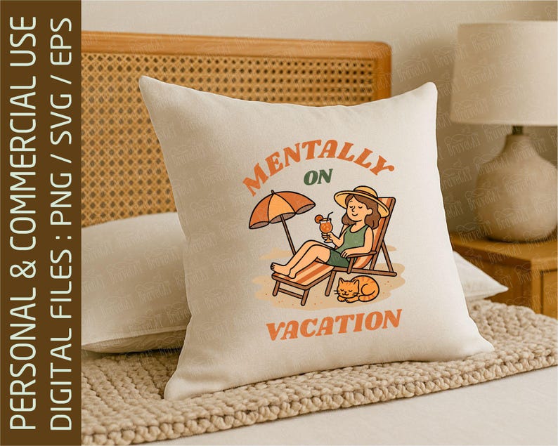 Pu&ograve; includere: Un cuscino color crema con le parole "MENTALLY ON VACATION" in arancione e marrone. Il cuscino presenta un'illustrazione a cartoni animati di una persona che si rilassa su una sedia a sdraio sotto un ombrellone, con un gatto.
