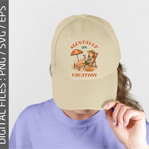 Pu&ograve; includere: Cappellino da baseball beige con la scritta "Mentally on Vacation" e un'illustrazione di una persona che si rilassa su una sedia a sdraio sulla spiaggia. La grafica include un ombrellone e un gatto, in arancione e marrone.