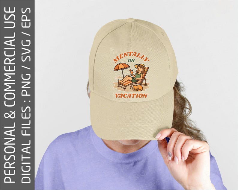 Pu&ograve; includere: Cappellino da baseball beige con la scritta "Mentally on Vacation" e un'illustrazione di una persona che si rilassa su una sedia a sdraio sulla spiaggia. La grafica include un ombrellone e un gatto, in arancione e marrone.