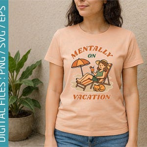 Pu&ograve; includere: T-shirt color pesca con la scritta "Mentally on Vacation" e una grafica di una persona che si rilassa su una sedia a sdraio sotto un ombrellone. Un gatto &egrave; accovacciato vicino. File digitale per uso personale e commerciale.