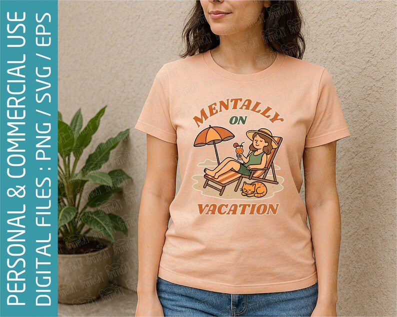 Pu&ograve; includere: T-shirt color pesca con la scritta "Mentally on Vacation" e una grafica di una persona che si rilassa su una sedia a sdraio sotto un ombrellone. Un gatto &egrave; accovacciato vicino. File digitale per uso personale e commerciale.