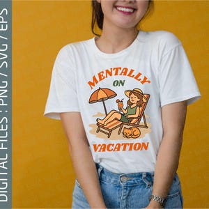 Pu&ograve; includere: Maglietta bianca con la scritta "MENTALLY ON VACATION" in arancione e verde. La grafica mostra una persona che si rilassa su una sedia a sdraio con un drink, sotto un ombrellone arancione, con un gatto. File digitali: PNG, SVG, EPS.
