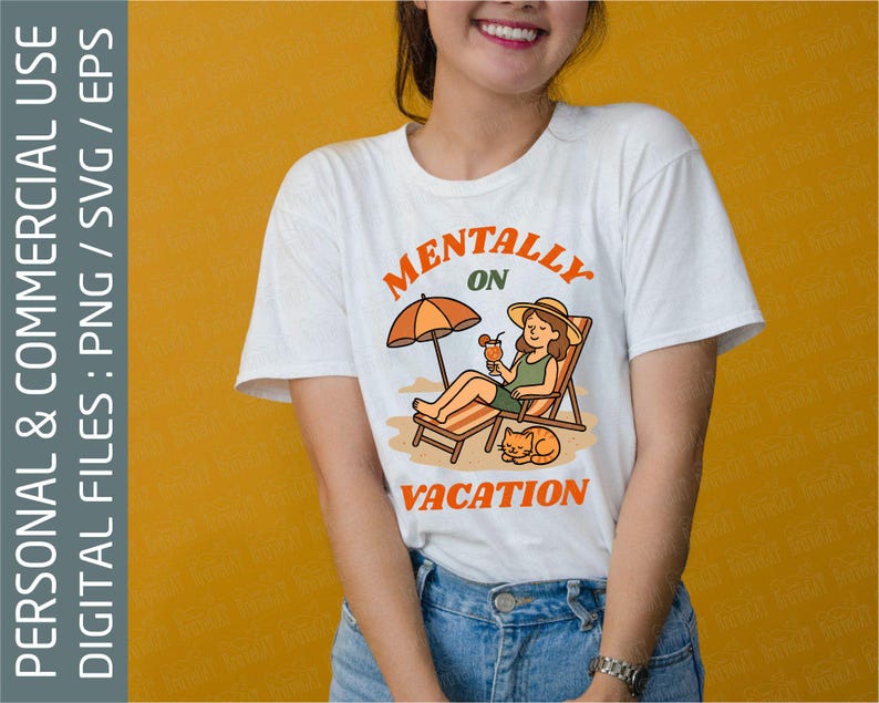 Pu&ograve; includere: Maglietta bianca con la scritta "MENTALLY ON VACATION" in arancione e verde. La grafica mostra una persona che si rilassa su una sedia a sdraio con un drink, sotto un ombrellone arancione, con un gatto. File digitali: PNG, SVG, EPS.