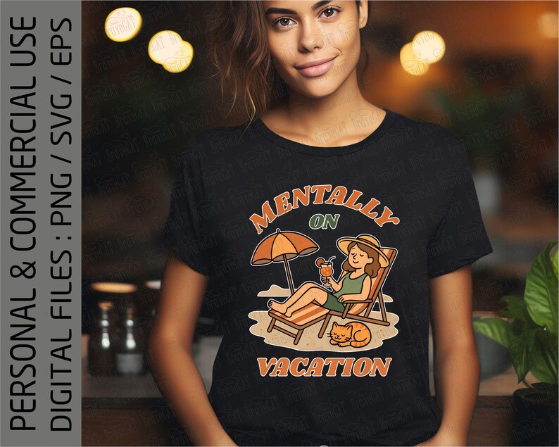 Pu&ograve; includere: T-shirt nero con una grafica di una persona che si rilassa su una sedia a sdraio con la scritta "Mentally on Vacation". Il design include un ombrellone, un cocktail e un gatto. File digitali.