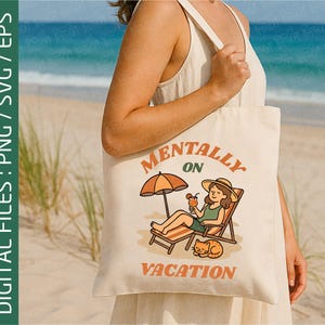 Pu&ograve; includere: Una borsa tote color crema con le parole "MENTALLY ON VACATION" e un'illustrazione a cartoni animati di una persona che si rilassa su una sedia a sdraio, con in mano un drink, con un gatto. La borsa &egrave; tenuta da una persona.