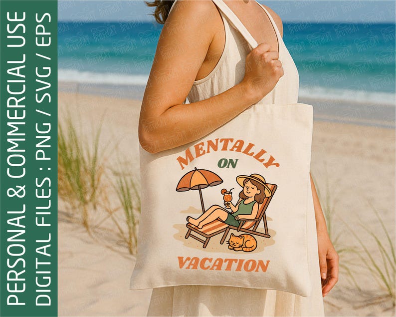 Pu&ograve; includere: Una borsa tote color crema con le parole "MENTALLY ON VACATION" e un'illustrazione a cartoni animati di una persona che si rilassa su una sedia a sdraio, con in mano un drink, con un gatto. La borsa &egrave; tenuta da una persona.