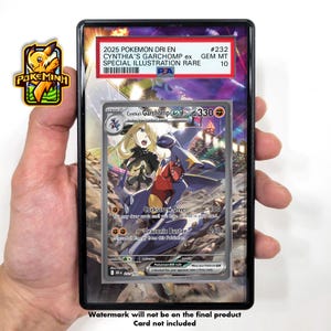 Puede incluir: Una carta Pokémon calificada con Cynthia's Garchomp ex. La carta está en una funda negra con una etiqueta roja y blanca que indica que es una Special Illustration Rare, calificada GEM MT 10. La ilustración de la carta representa un personaje con una criatura parecida a un dragón.