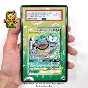 Peut inclure: Une carte à collectionner Pokémon encadrée avec Blastoise & Piplup GX de l'ensemble 2019 Sun & Moon Cosmic Eclipse. La carte est notée GEM MT 10 et présente un design vert et blanc. Le texte de la carte comprend "Splash Maker" et "Bubble Launcher GX".
