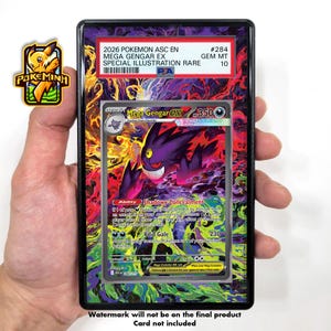 Puede incluir: Una tarjeta Pokémon Mega Gengar EX enmarcada. La tarjeta presenta un Gengar morado y negro con una sonrisa amenazante, sobre un fondo vibrante y colorido. El marco incluye texto que indica que es una ilustración rara especial.