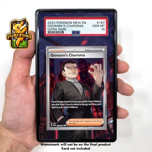 Puede incluir: Una carta de comercio de Pokemon con Giovanni's Charisma, una carta de apoyo del set Pokemon Mew 2023. La carta está calificada como Gem Mint 10 por PSA y es Ultra Rare.