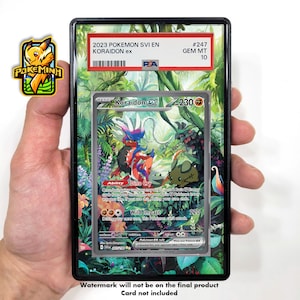 Puede incluir: Una carta de comercio de Pokémon con Koraidon ex, un Pokémon multicolor con un cuerpo rojo, azul y blanco. La carta está sobre un fondo verde y marrón con un borde verde y blanco. La carta está calificada como GEM MT 10.