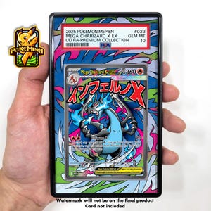 Könnte beinhalten: Eine Pokemon-Sammelkarte mit Mega Charizard X EX, bewertet als GEM MT 10. Die Karte ist in einem schwarzen Halter mit einem farbenfrohen, stilisierten Rand eingeschlossen. Das Kartendesign umfasst blaue und rote Akzente mit japanischem Text.