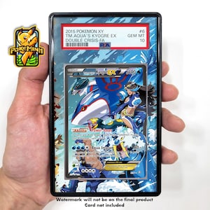 Puede incluir: Una carta de comercio de Pokemon azul y blanca con Kyogre EX del set Double Crisis de Pokemon XY 2015. La carta está calificada como Gem Mint 10 por PSA.