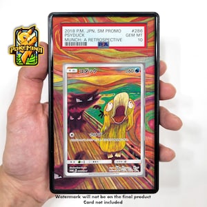 Peut inclure: Une carte Pokémon encadrée représentant un personnage Psyduck jaune dans une parodie du tableau "Le Cri" d'Edvard Munch. La carte est notée et étiquetée avec du texte, notamment "2018 P.M. JPN. SM PROMO" et "MUNCH: A RETROSPECTIVE".