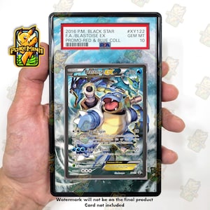 Peut inclure: Une carte à collectionner Blastoise EX 2016 P.M. Black Star, notée GEM MT 10 par PSA. La carte présente une illustration de personnage bleu et jaune, 180 PV, et les attaques Rapid Spin et Splash Bomb. Elle est scellée dans un boîtier en plastique.