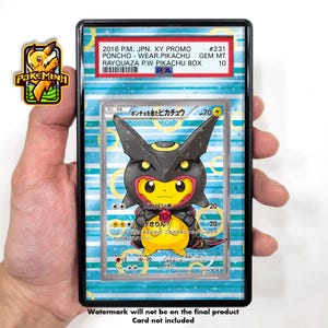 以下が含まれることがあります： 黒と黄色のポンチョを着たピカチュウが描かれたポケモンカード。黒いフレームに収められています。カードには日本語のテキストがあり、GEM MT 10と評価されています。背景は、繰り返しのパターンを持つ水色です。