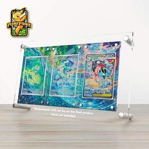 Könnte beinhalten: Ein transparenter Acryl-Displayrahmen für drei Sammelkarten mit silbernen Metallabstandshaltern an den Ecken. Der Rahmen zeigt Illustrationen von blauen Wasserwesen, wobei der Text "Watermark will not be on the final product Card not included" auf der Vorderseite aufgedruckt ist.