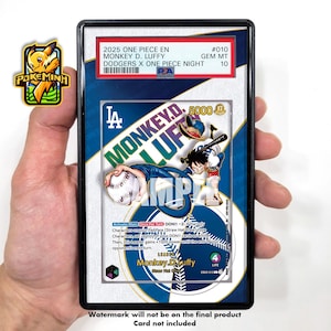 Puede incluir: Una tarjeta coleccionable calificada con Monkey D. Luffy de One Piece, con un tema de béisbol. La tarjeta está encerrada en un soporte negro e incluye texto como "2025 One Piece En" y "Dodgers x One Piece Night".