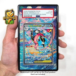 Könnte beinhalten: Eine PSA 10 bewertete Mega Greninja EX Sammelkarte in einer schützenden Kunststoffhülle. Die Karte zeigt eine blau-schwarze Figur mit rosa Akzenten, 350 KP sowie den Text Mortal Shuriken und Ninja Spinner. Das Etikett zeigt 2026 POKEMON CRI EN #116.