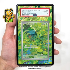 以下が含まれることがあります： 緑色の植物のようなポケモン、フシギダネが描かれたポケモンカード。背中に赤い球根がついています。カードは、"2023 Pokemon Mew EN Bulbasaur Illustration Rare #166 GEM MT 10"と書かれた保護ケースに入っています。