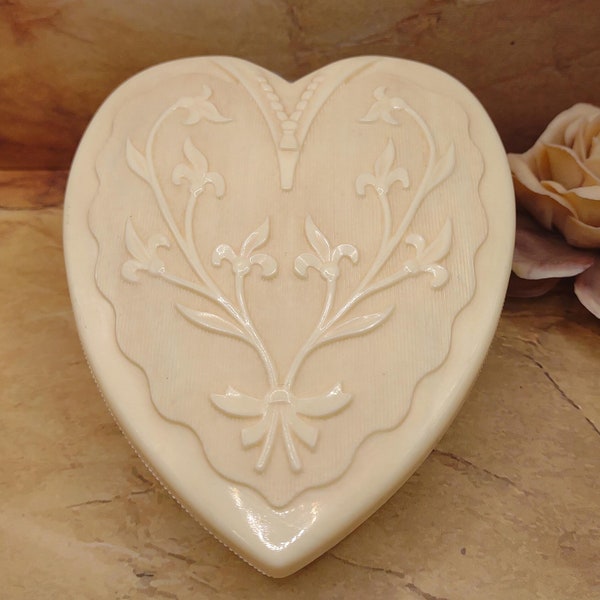 Heart Shaped Jewelry Box- Vintage Jewelry Box- Molded Plastic- Trinket Box- Pin Box- Cream Color Plastic- Necklace Box TE#17