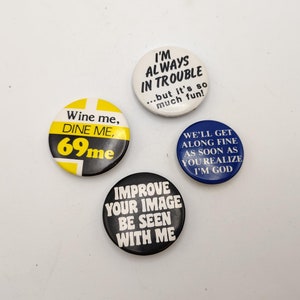 Colección de botones con frases divertidas de los años 70 y 80: regalo para el bromista, pines para mochilas, Wine me, I'm God, Trouble is Fun TE#55