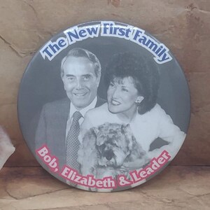 Bob Dole - The New First Family - Repubblicano - Spilla della campagna presidenziale - Spilla Bob, Elizabeth e Leader - 1996 - Spilla della campagna politica TE#92