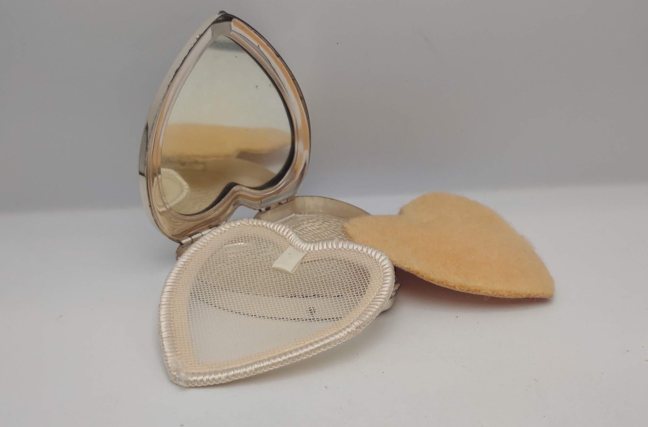 1940s Trio-ette compacts by Platé ❤️ I now have 3 of the 7 shades it w