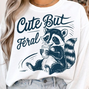 Cute But Feral Funny PNG Sarcastic Snarky Png Lustiger Waschbär Erwachsener Humor Lustiges sarkastisches Zitat Png Vintage Shirt Retro SUBLIMATION ORIGINAL