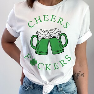 Cheers Fuckers Svg, Shamrock Svg, Cerveja Verde, Bad And Boozy Svg, Dia de São Patrício Svg, Lucky Svg, Dia de São Patrício Engraçado, Camiseta do Dia de São Patrício