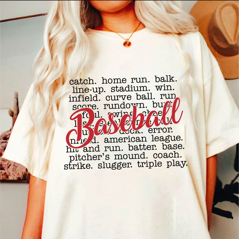 Peut inclure: Un t-shirt blanc avec le mot "Baseball" en lettres rouges et une liste de termes de baseball en texte noir.