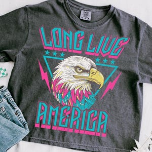 Vive l'Amérique sublimation Design PNG en téléchargement numérique imprimable Eagle Pink USA Flag 4 juillet fête de l'indépendance groupe de rock patriotique