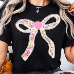 Coqueta de encaje rosa para la vuelta al cole png, lazo de maestra preppy png, primer día de clases png, manzana coqueta png, maestra png, vuelta al cole png