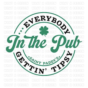 Puede incluir: Un círculo verde con el texto "Everybody in the Pub Gettin' Tipsy *Saint Paddy's*" en letras negras. Un trébol de cuatro hojas verde se encuentra en el centro del círculo.