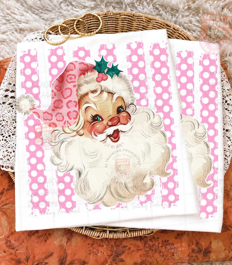 Pode incluir: Uma t-shirt branca com um gr&aacute;fico de um Pai Natal de estilo vintage, usando um gorro com padr&atilde;o de leopardo cor-de-rosa e um ramo de azevinho verde. O fundo do gr&aacute;fico consiste em riscas verticais cor-de-rosa com bolas brancas.