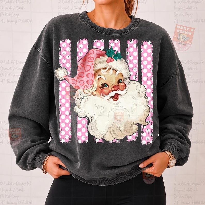 Pode incluir: Uma camisola de gola redonda cinzento-carv&atilde;o com um gr&aacute;fico de um Pai Natal de estilo vintage a usar um gorro com padr&atilde;o de leopardo cor-de-rosa. O design inclui riscas verticais com pontos brancos atr&aacute;s da ilustra&ccedil;&atilde;o no peito.