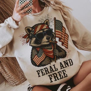 Png drôle de chemise du 4 juillet, chemise sauvage et libre de raton laveur, chemise meme d'été de fille sauvage américaine, cadeau patriotique de jour de l'indépendance