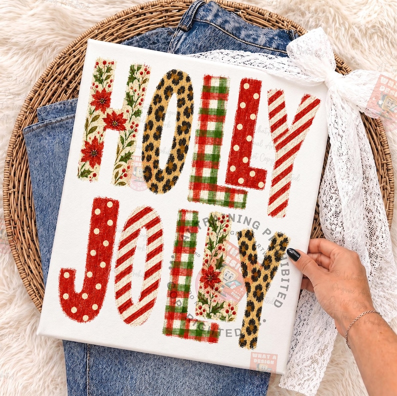 Op de afbeelding: Een wit rechthoekig canvasbord met de tekst HOLLY JOLLY in grote blokletters. Elke letter heeft een ander patroon, waaronder rode kerststerren, luipaardprint, rood-groene ruiten, rode stippen en rood-witte strepen.